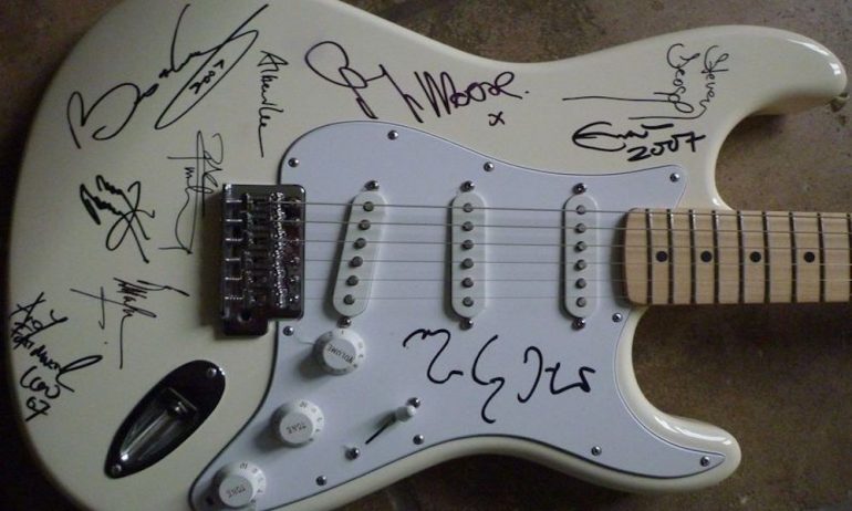 ジミー ペイジ クラプトンらのアーティストのサイン入りチャリティー用のギターが10年ぶりに発見
